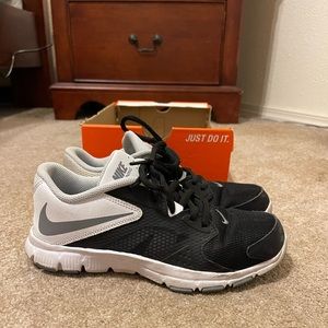 Youth Nike Flex Supreme TR. Black/White. Size 6Y.